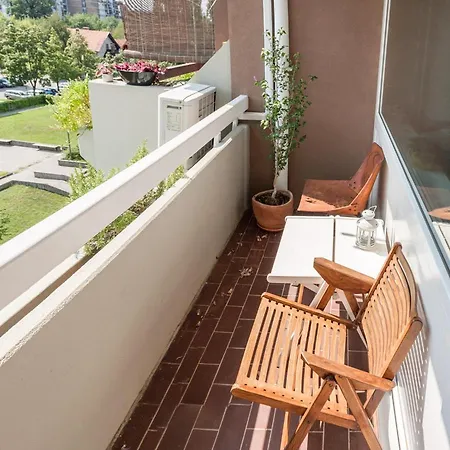 Апартаменты Retro Chic Studio In Trnovo